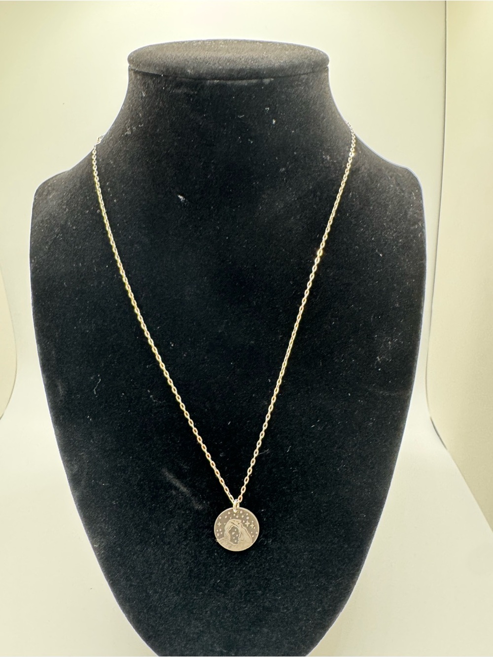 Delicate Arch Round Necklace - Picture 11 of 12